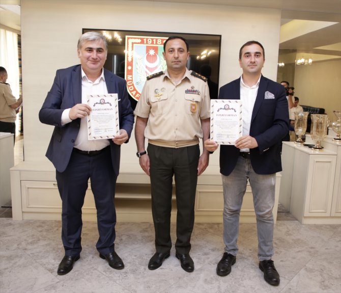 Azerbaycan Savunma Bakanı Hasanov'dan AA muhabirlerine ödül