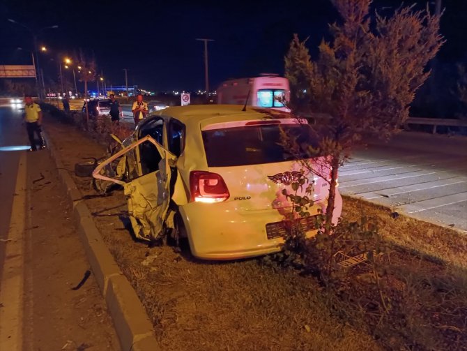 Afyonkarahisar'da otomobil ile hafif ticari araç çarpıştı, 4 kişi yaralandı