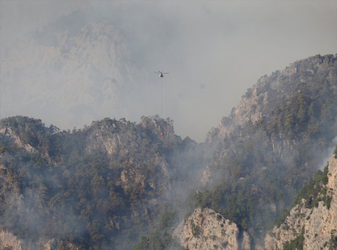 Antalya'nın Kemer ilçesindeki orman yangına havadan ve karadan müdahale sürüyor