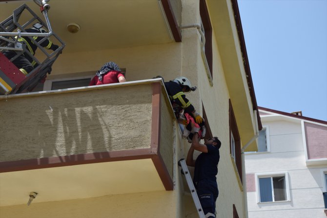 Bilecik'te yangın çıkan evde mahsur kalan 1'i bebek 3 kişi kurtarıldı