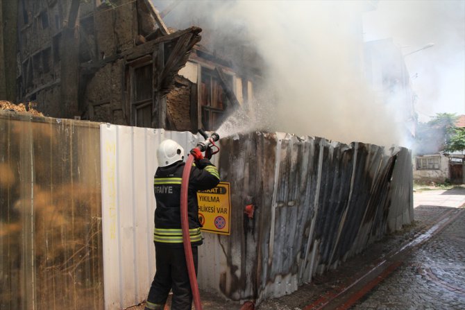 Edirne'de ahşap metruk bina çıkan yangında hasar gördü
