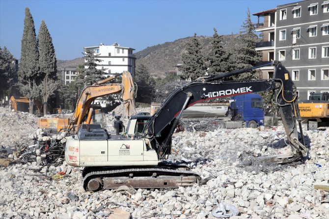 Hatay'da depremlerin ağır hasara neden olduğu binaların yıkımı devam ediyor