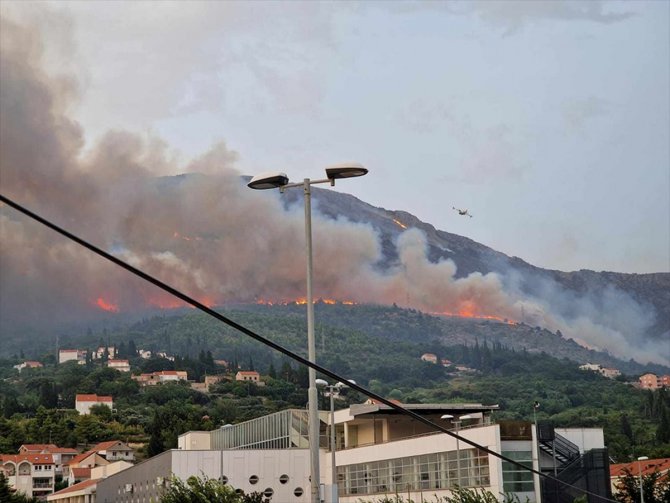 Hırvatistan'da orman yangınlarını söndürme çalışmaları sürüyor