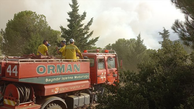İzmir Ödemiş'te ormanlık alana sıçrayan yangına müdahale sürüyor