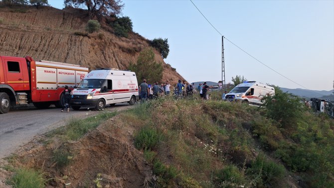 Manisa'da şarampole devrilen minibüsteki 20 kişi yaralandı