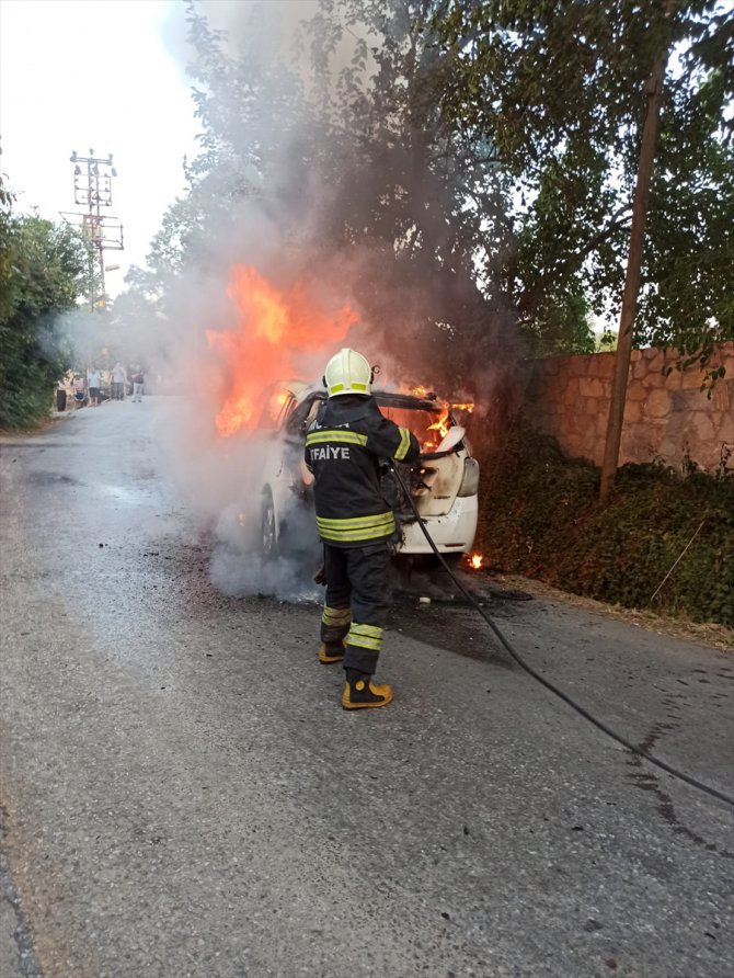 Muğla'da trafik kazası sonrası otomobilde çıkan yangın söndürüldü