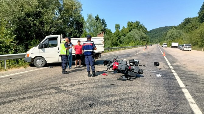 Sinop'ta kamyonetle çarpışan motosikletin sürücüsü yaralandı