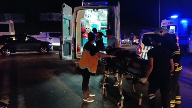 Tekirdağ'da taksi ile otomobilin çarpıştığı kazada 3 kişi yaraladı