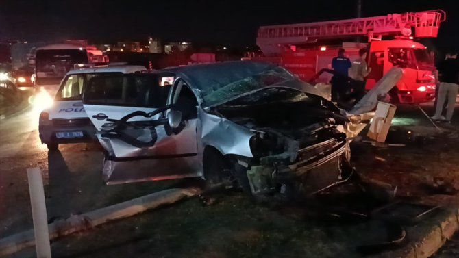 Tekirdağ'da taksi ile otomobilin çarpıştığı kazada 3 kişi yaraladı