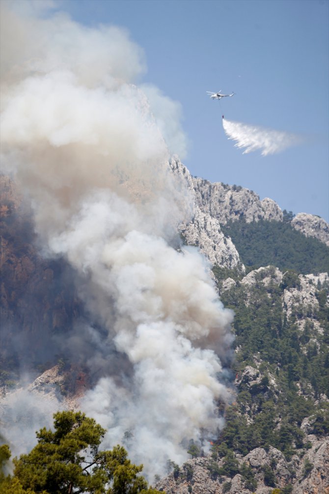 Antalya'nın Kemer ilçesindeki orman yangınına havadan ve karadan müdahale sürüyor