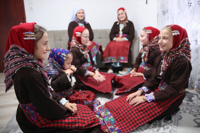 DOSYA HABER - Batı Trakya'da Türk kadınları, Osmanlı döneminden kalma kıyafetleri yaşatmaya çalışıyor