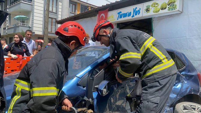 Düzce'de minibüs ile otomobilin çarpıştığı kazada 4 kişi yaralandı
