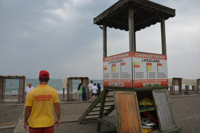 Düzce'de olumsuz hava koşulları nedeniyle denize girmek yasaklandı