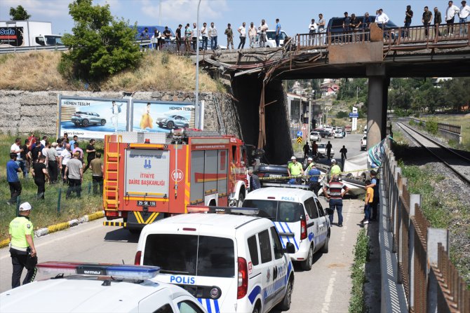 GÜNCELLEME - Erzurum'da iki otomobil köprüden düştü, 3 kişi yaralandı