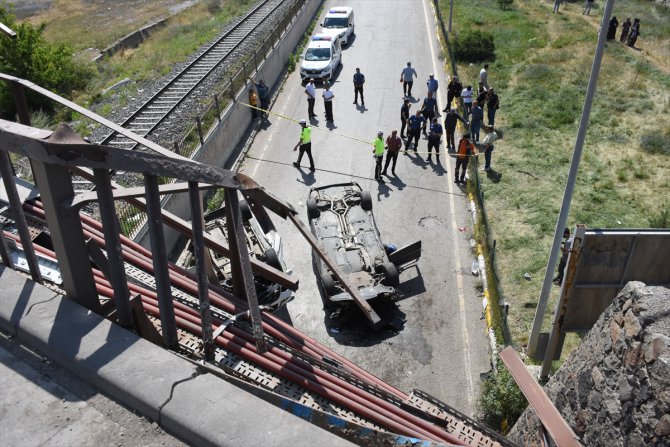 GÜNCELLEME - Erzurum'da iki otomobil köprüden düştü, 3 kişi yaralandı