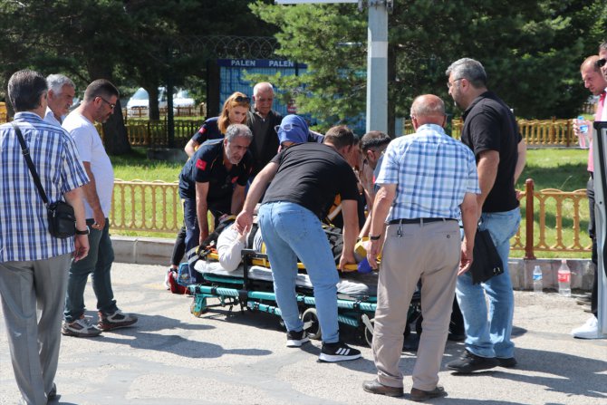 Erzurum'da otomobil ile panelvanın çarpıştığı 2 kişi yaralandı
