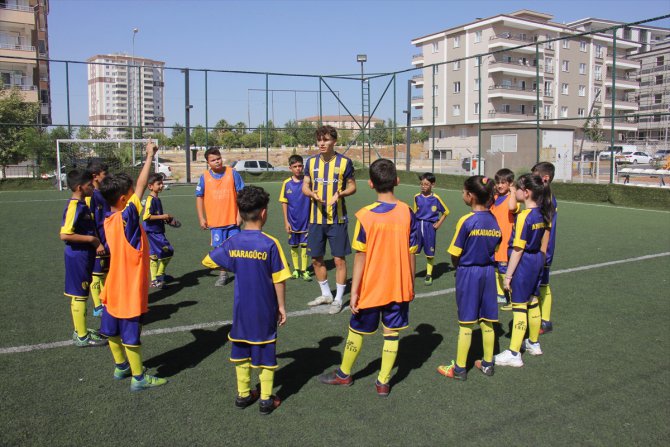 Kilisli genç futbolcu memleketinde açtığı spor okulunda yeni yetenekler peşinde