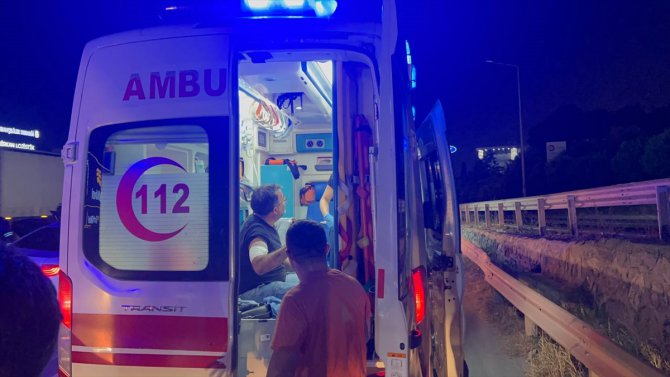 Kocaeli'de bariyerlere çarpan otomobildeki 3 kişi yaralandı