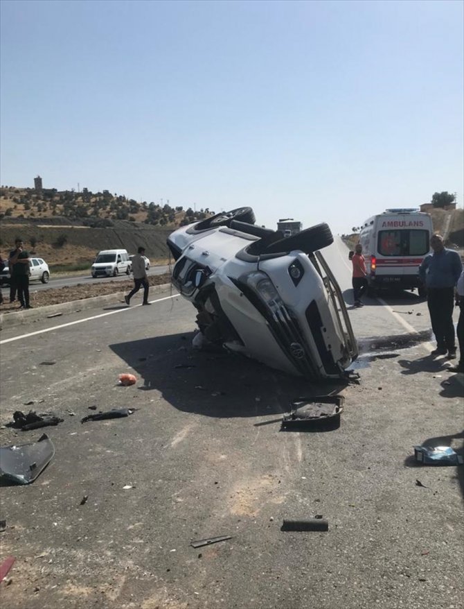 Şırnak'ta kamyonetin tırla çarpışması sonucu biri bebek, 4 kişi yaralandı