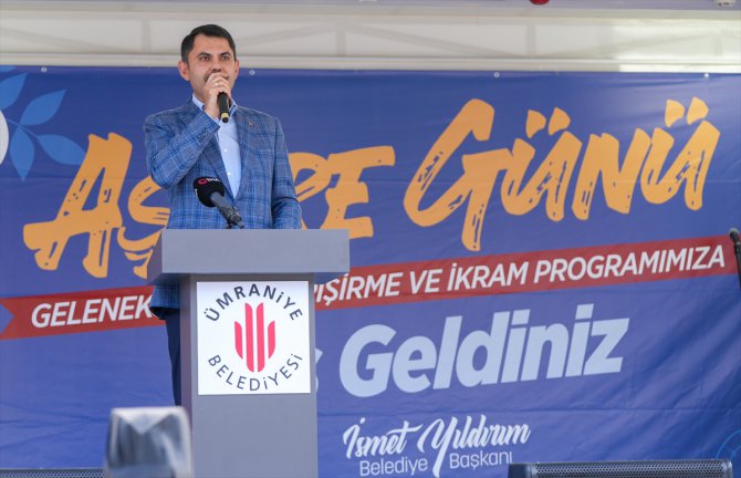 AK Parti İstanbul Milletvekili Kurum, Ümraniye'de aşure dağıttı