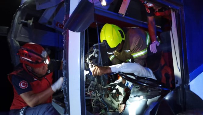 Balıkesir'de yolcu otobüsü beton mikserine çarptı, 44 kişi yaralandı