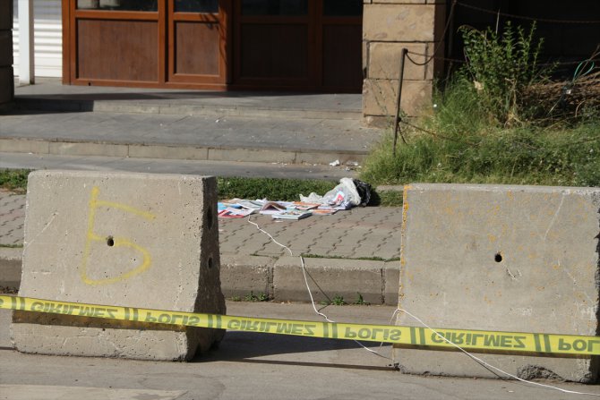 Bitlis'te hükumet konağı önünde kontrollü patlatılan poşetten ders kitapları çıktı