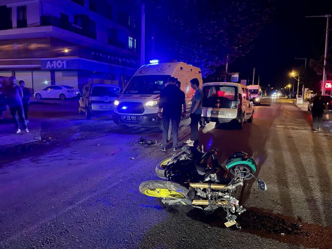Düzce'de panelvana çarpan motosikletteki 2 kişi yaralandı