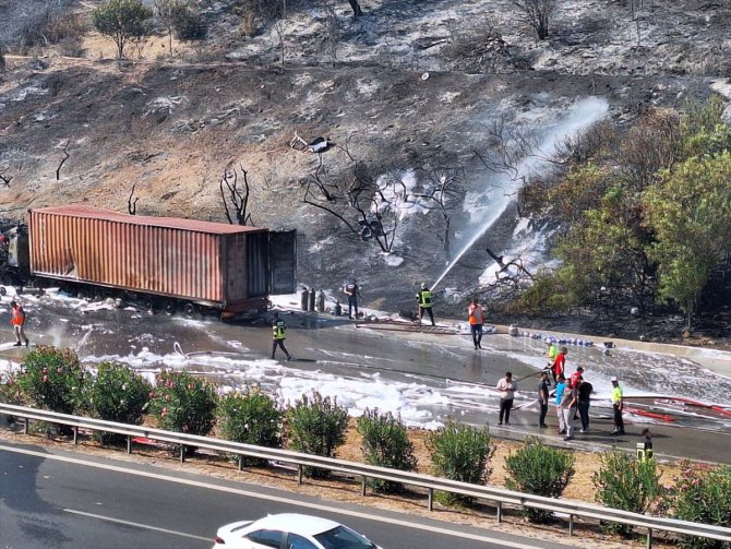 Mersin'de otoyolda çarpışan tüp yüklü kamyon ve tırda yangın çıktı