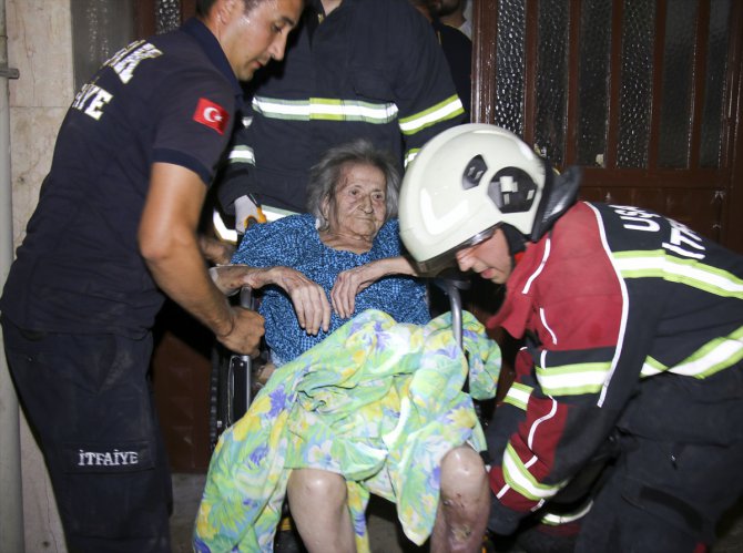 Uşak'ta evde çıkan yangında yaşlı kadın dumandan etkilendi